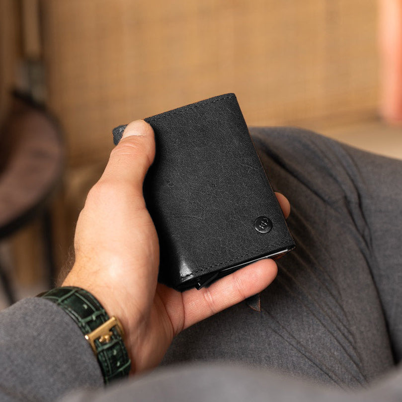 
Classic 100% Full-Grain Leather Card Holder - Rückansicht mit verstärkten Lederträgern & handwerklichen Nähten