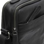 Solid Antique Brass Hardware &amp; Heavy-Duty Dual Zipper Detail on Alva Full-Grain Leather Crossbody Bag für Herren