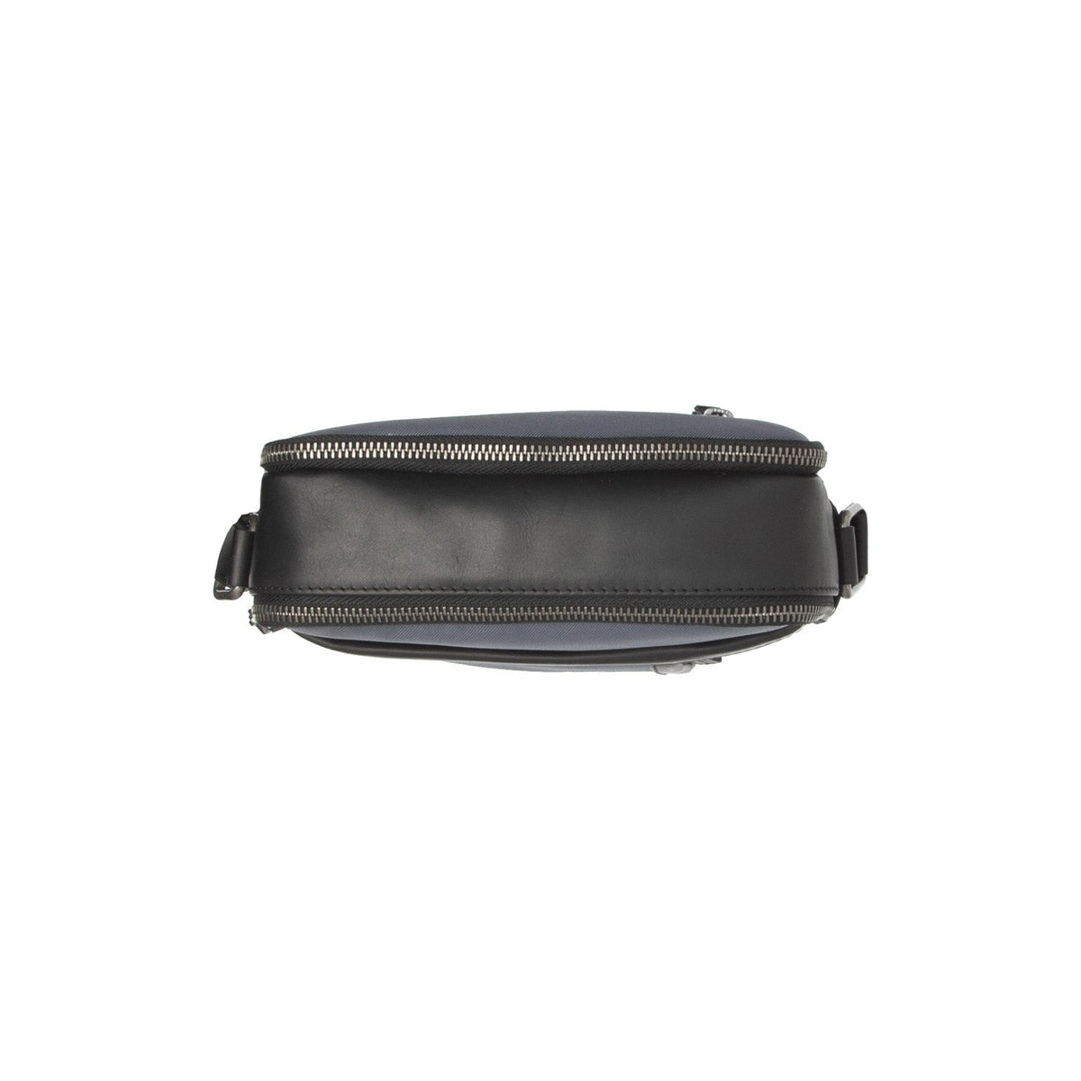 Arendal Full-Grain Leather Crossbody Bag - Strukturierte Seitenansicht mit Faltentiefe & Erweiterungsvolumen