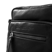
Solid Antique Brass Hardware & Heavy-Duty Dual Zipper Detail on Birmingham Vollnarbenleder-Umhängetasche