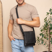 Bodin Full-Grain Leather Crossbody Bag für Damen - Structured Side Profile Showing Gusset Depth &amp; Expansion Capacity