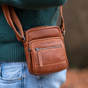 Bremen Full-Grain Leather Crossbody Bag für Herren – Zusätzliche Produktansicht 2