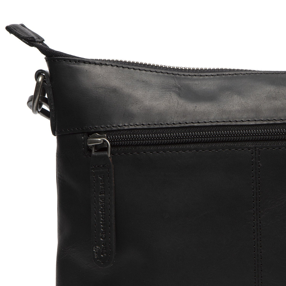 
Solid Antique Brass Hardware & Heavy-Duty Dual Zipper Detail on Faro Vollnarbenleder-Umhängetasche
