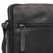 
Solid Antique Brass Hardware & Heavy-Duty Dual Zipper Detail on Montira Vollnarbenleder-Umhängetasche