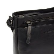 
Solid Antique Brass Hardware & Heavy-Duty Dual Zipper Detail on Mumbai Vollnarbenleder-Umhängetasche