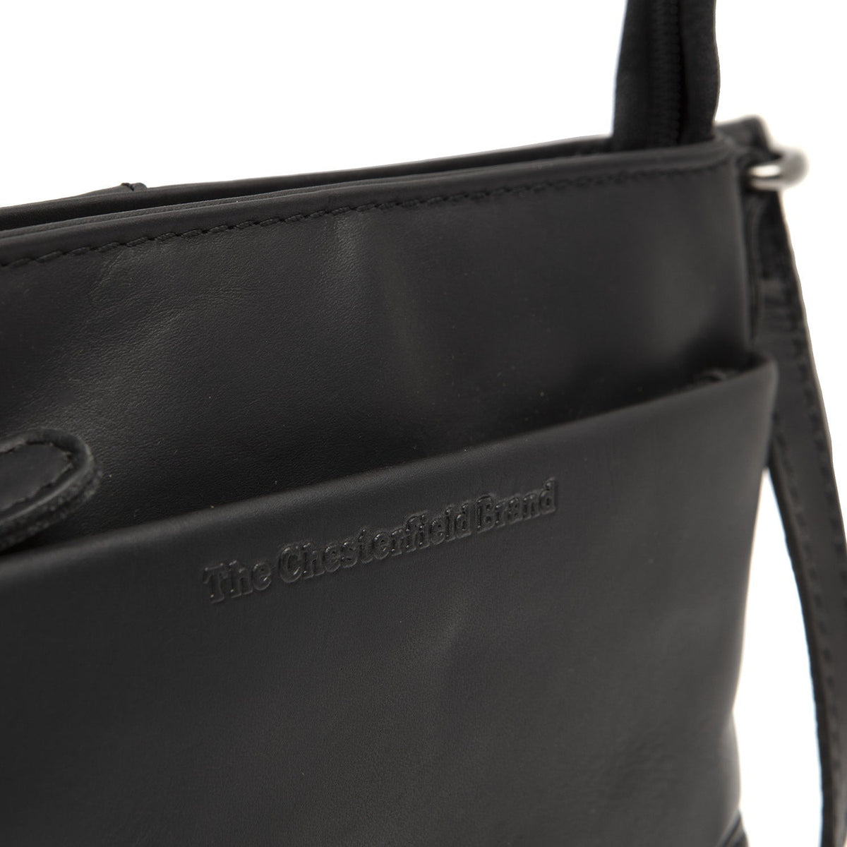 
Solid Antique Brass Hardware & Heavy-Duty Dual Zipper Detail on Salerno Vollnarbenleder-Umhängetasche