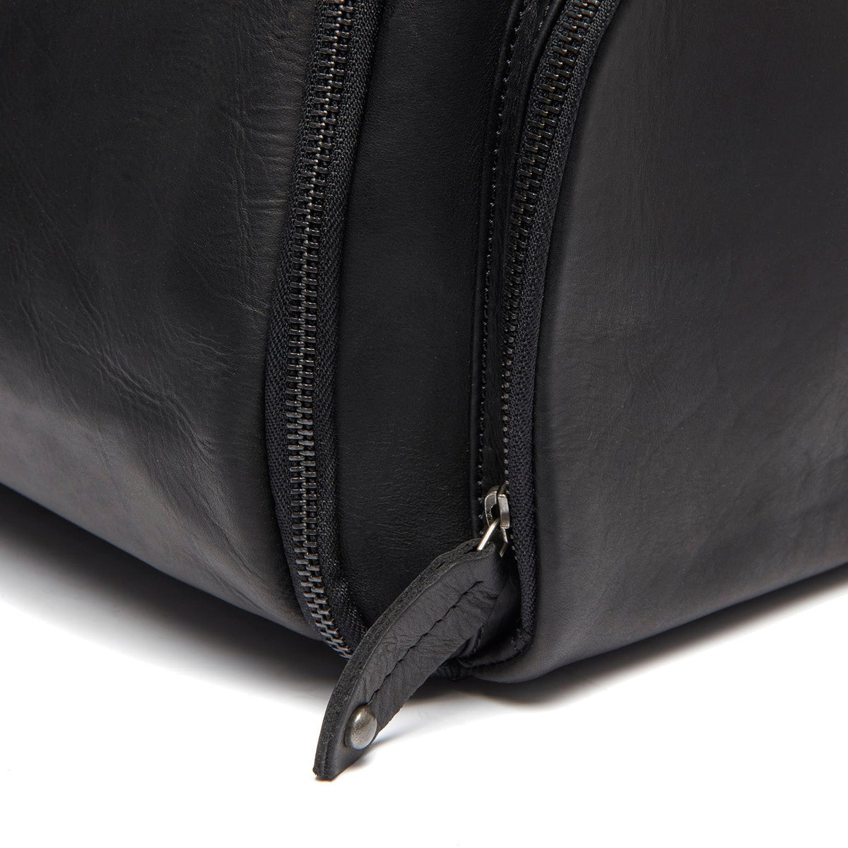 Leather Garment Bag Finlay für Damen - Seitenansicht mit ergonomischem Ärmelschnitt
