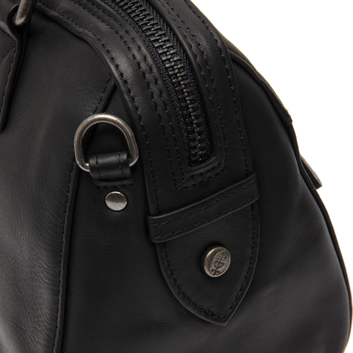 Detailansicht of Classic Collar &amp; Heavy-Duty Zipper Hardware on Dalford Full-Grain Leather Handbag für Damen