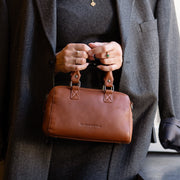 Styled Fit Perspective of Dalford Full-Grain Leather Handbag für Damen on Model - Natural Daylight Drape