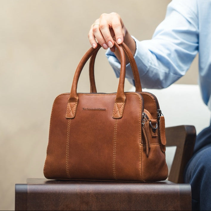 
Passform-Perspektive von Ezra Vollnarbenleder-Handtasche am Model - Natürlicher Faltenwurf im Tageslicht