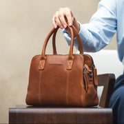
Passform-Perspektive von Ezra Vollnarbenleder-Handtasche am Model - Natürlicher Faltenwurf im Tageslicht