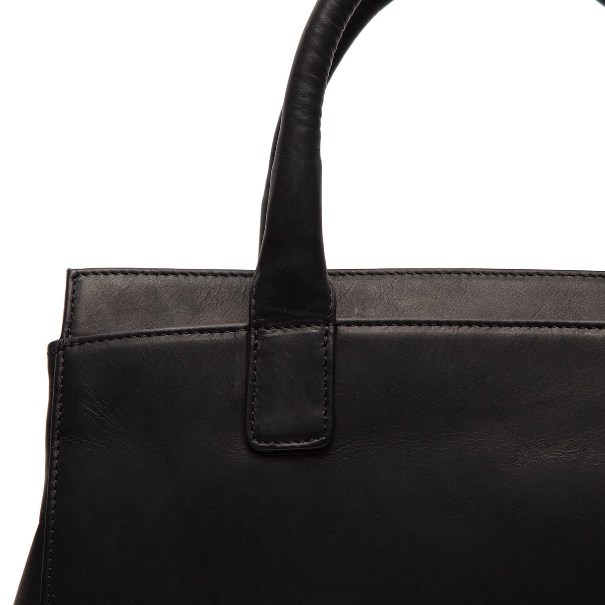Detailansicht of Classic Collar & Heavy-Duty Zipper Hardware on Garda Full-Grain Leather Handbag