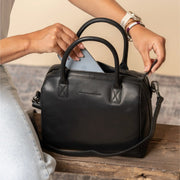 Langton Full-Grain Leather Handbag für Damen - Seitenansicht mit ergonomischem Ärmelschnitt