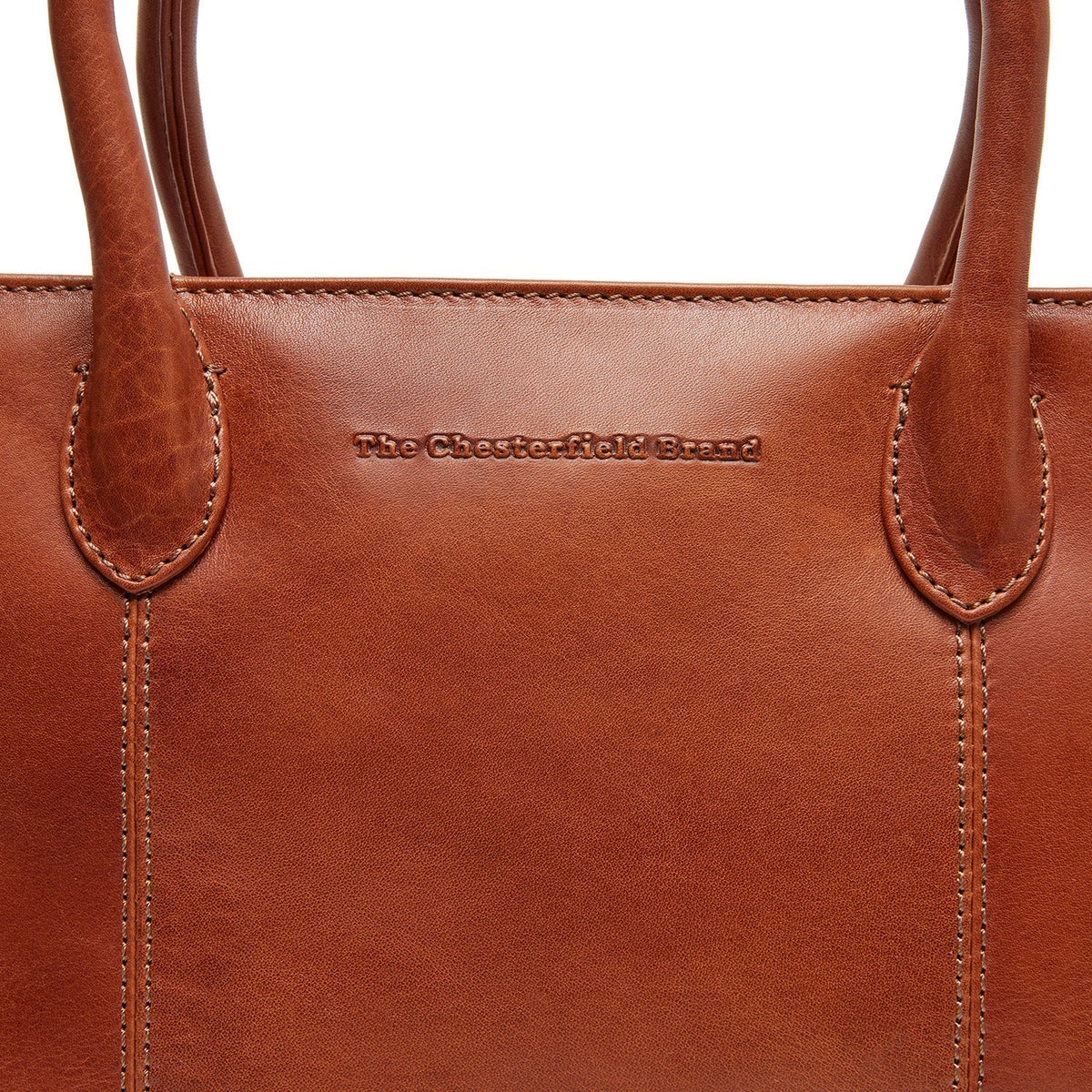 Styled Fit Perspective of Pergamino Full-Grain Leather Handbag für Damen on Model - Natural Daylight Drape