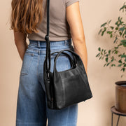 Salina Full-Grain Leather Handbag für Damen - Seitenansicht mit ergonomischem Ärmelschnitt