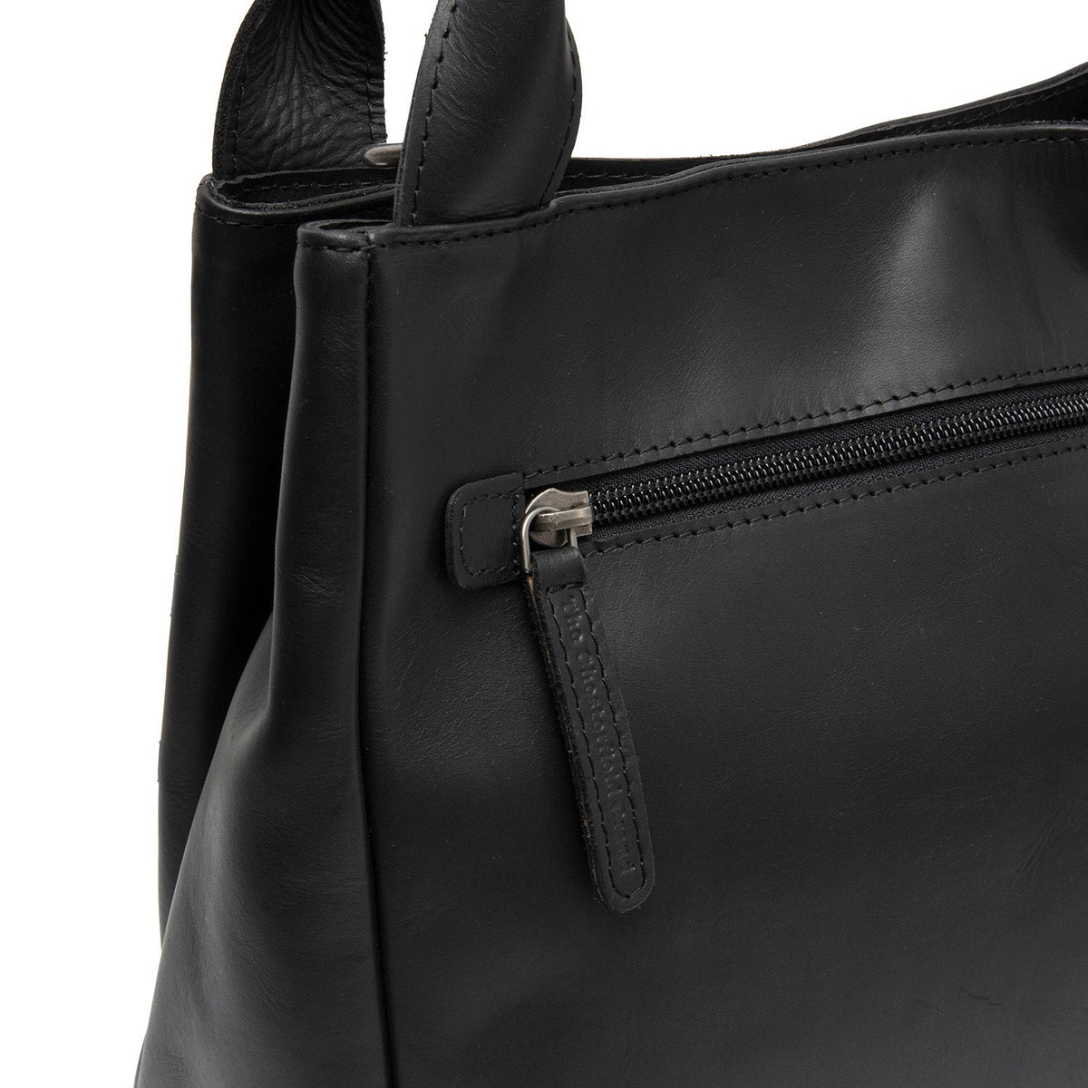 
Detailansicht of Classic Collar & Heavy-Duty Zipper Hardware on Tenara Vollnarbenleder-Handtasche