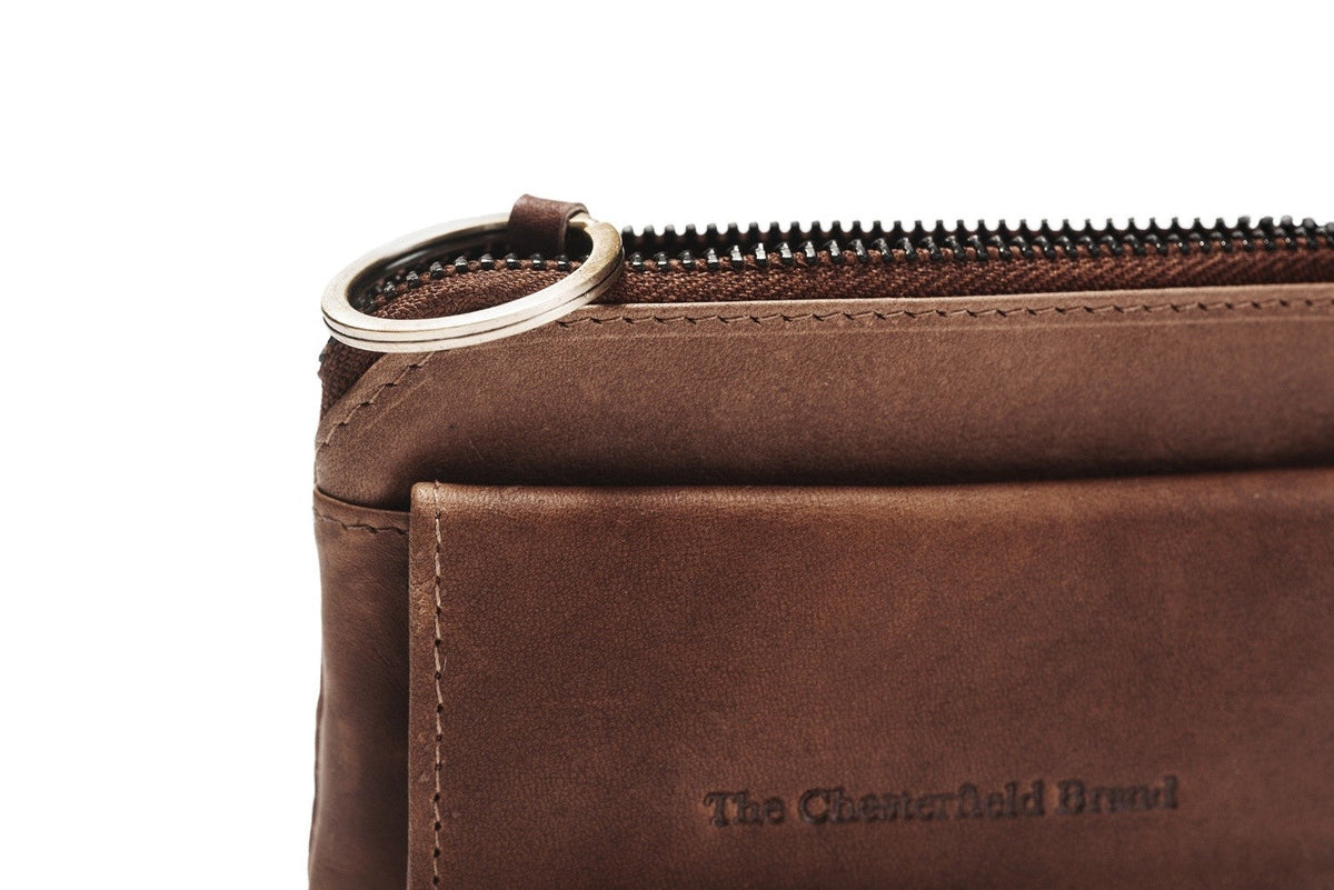 Styled Fit Perspective of Oliver Full-Grain Leather Key Case für Damen on Model - Natural Daylight Drape