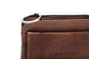 Styled Fit Perspective of Oliver Full-Grain Leather Key Case für Damen on Model - Natural Daylight Drape
