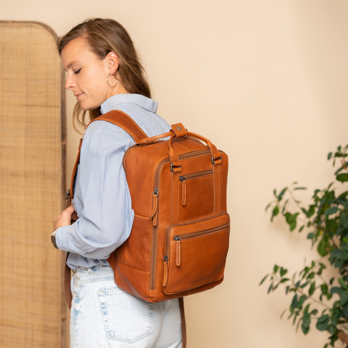 Calden Full-Grain Leather Laptop Backpack für Damen – Zusätzliche Produktansicht 3