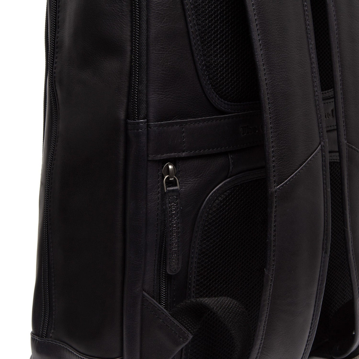 
Solid Antique Brass Hardware & Heavy-Duty Dual Zipper Detail on Detroit Vollnarbenleder-Laptop-Rucksack