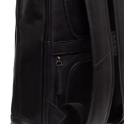 
Solid Antique Brass Hardware & Heavy-Duty Dual Zipper Detail on Detroit Vollnarbenleder-Laptop-Rucksack