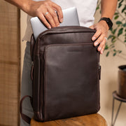 Jasper Full-Grain Leather Laptop Backpack für Damen – Zusätzliche Produktansicht 3