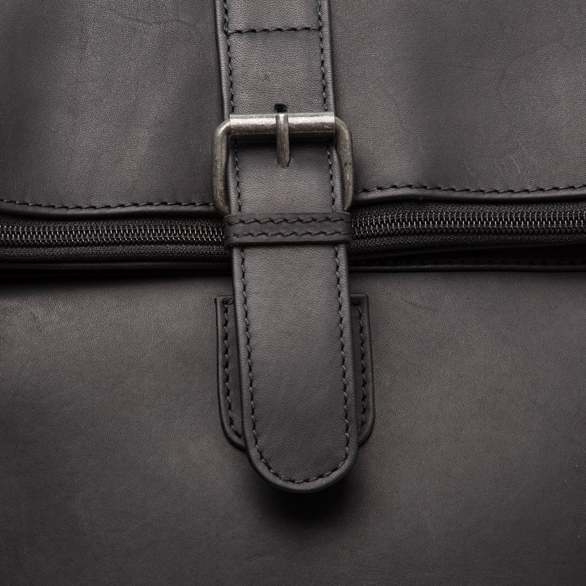 Solid Antique Brass Hardware &amp; Heavy-Duty Dual Zipper Detail on Larsson Full-Grain Leather Laptop Backpack für Damen