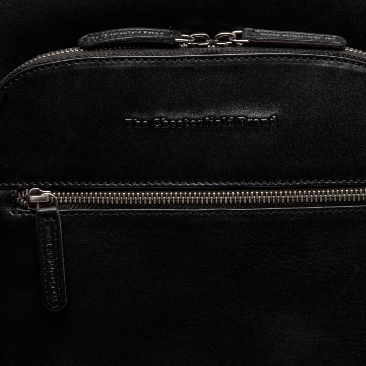 Solid Antique Brass Hardware &amp; Heavy-Duty Dual Zipper Detail on Maggiore Full-Grain Leather Laptop Backpack für Herren