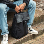 Trondheim Full-Grain Leather Laptop Backpack für Damen - Structured Side Profile Showing Gusset Depth &amp; Expansion Capacity
