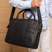 
Classic 100% Full-Grain leather Briefcase - Rückansicht mit verstärkten Lederträgern & handwerklichen Nähten