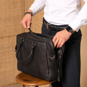 
Boston Vollnarbenleder-Laptoptasche - Strukturierte Seitenansicht mit Faltentiefe & Erweiterungsvolumen