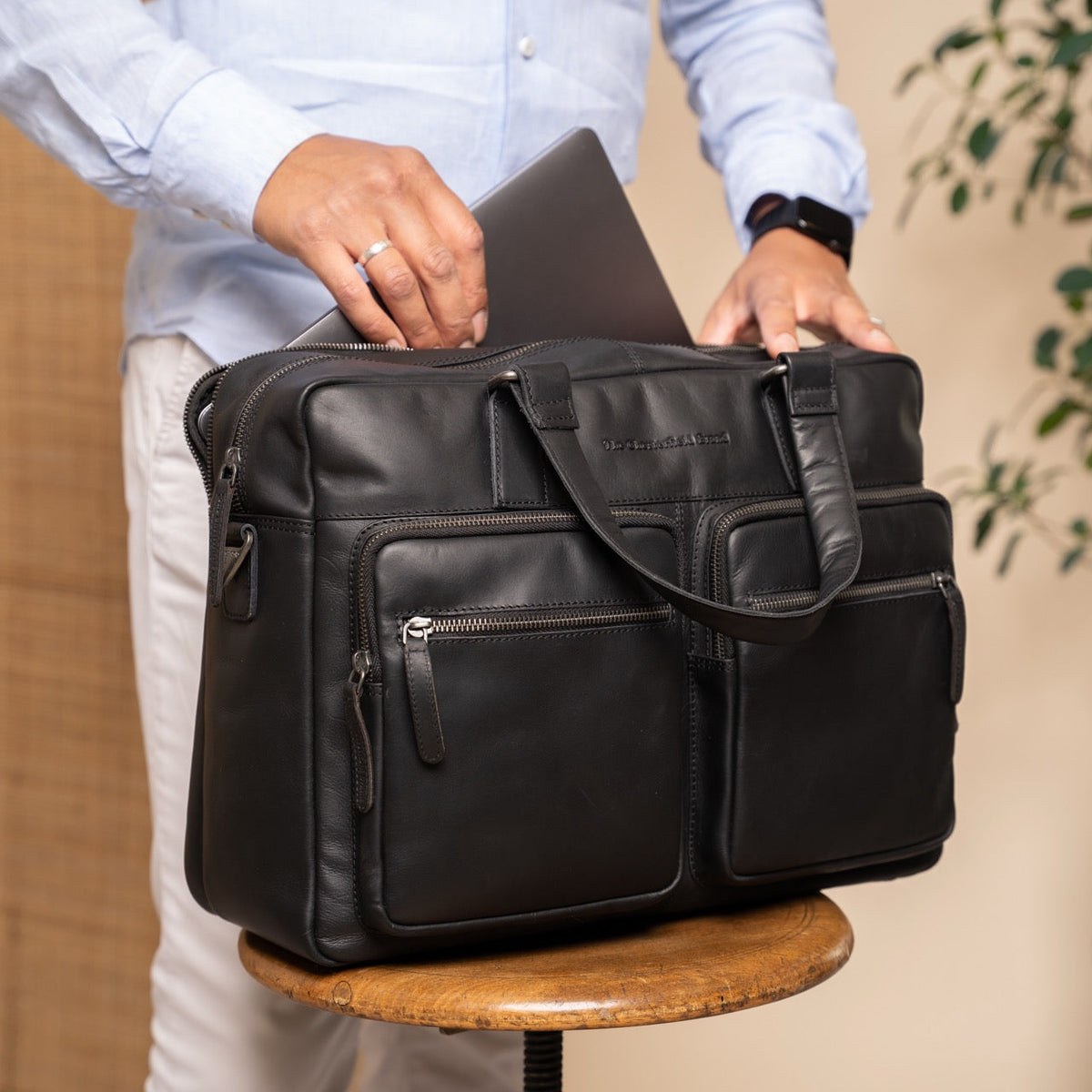 Misha Full-Grain Leather Laptop Bag für Damen - Structured Side Profile Showing Gusset Depth &amp; Expansion Capacity