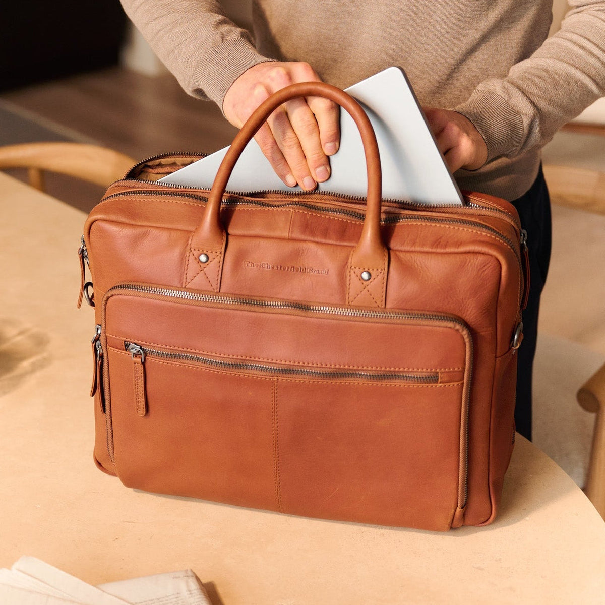 Tacama Full-Grain Leather Laptop Bag für Damen – Zusätzliche Produktansicht 3