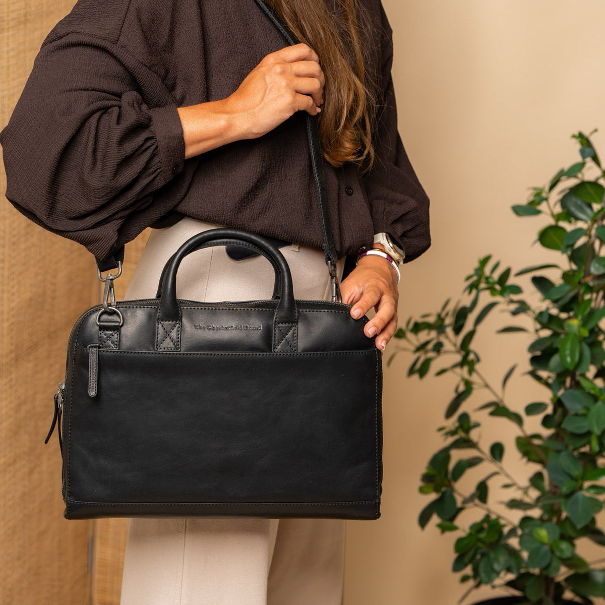 Tilbury Full-Grain Leather Laptop Bag für Damen - Structured Side Profile Showing Gusset Depth &amp; Expansion Capacity