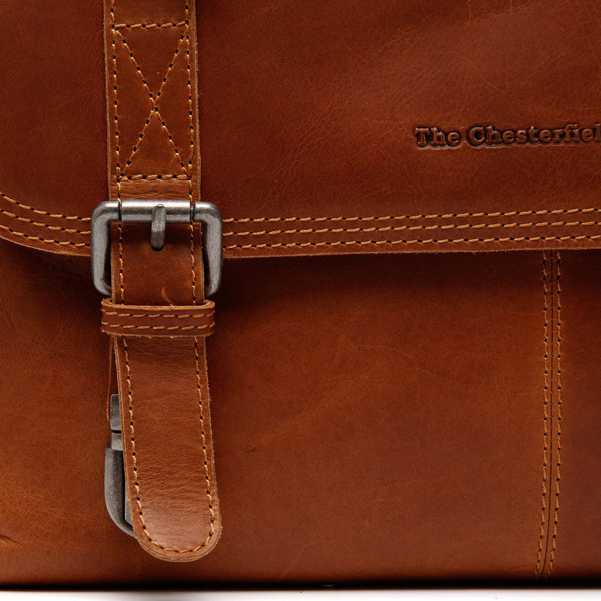 Solid Antique Brass Hardware &amp; Heavy-Duty Dual Zipper Detail on Veneto Full-Grain Leather Laptop Bag für Damen