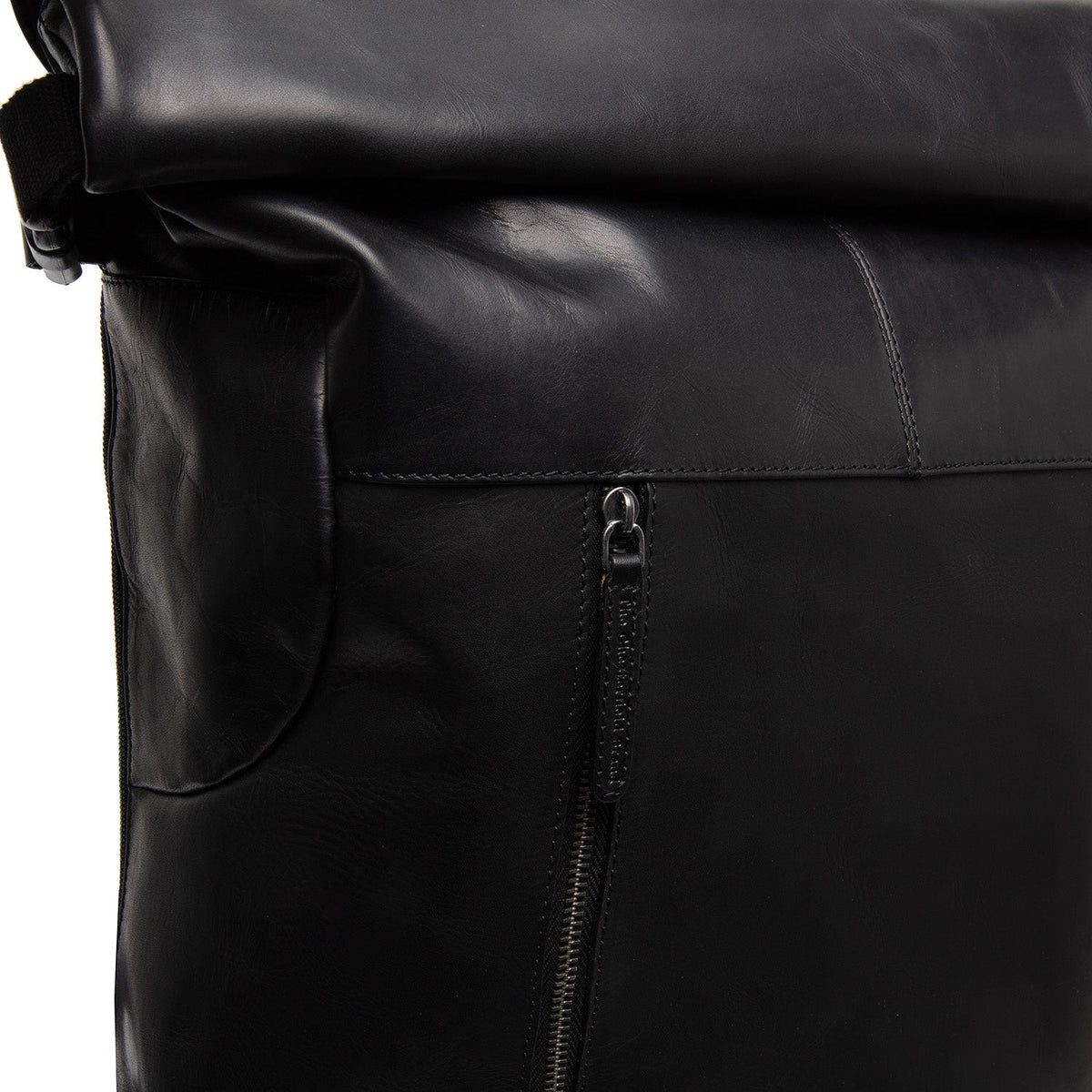 
Liverpool Vollnarbenleder Roll-top Backpack - Strukturierte Seitenansicht mit Faltentiefe & Erweiterungsvolumen