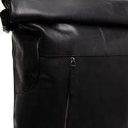 
Liverpool Vollnarbenleder Roll-top Backpack - Strukturierte Seitenansicht mit Faltentiefe & Erweiterungsvolumen