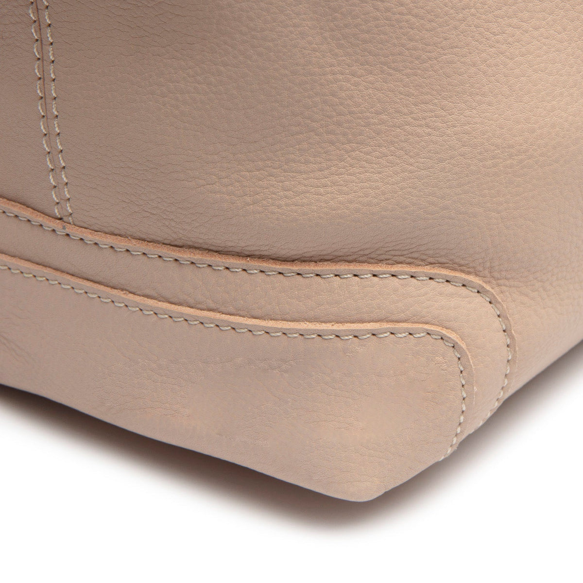 Solid Antique Brass Hardware &amp; Heavy-Duty Dual Zipper Detail on Astero Full-Grain Leather Shoulder Bag für Damen