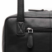 
Fenno Vollnarbenleder-Schultertasche - Strukturierte Seitenansicht mit Faltentiefe & Erweiterungsvolumen