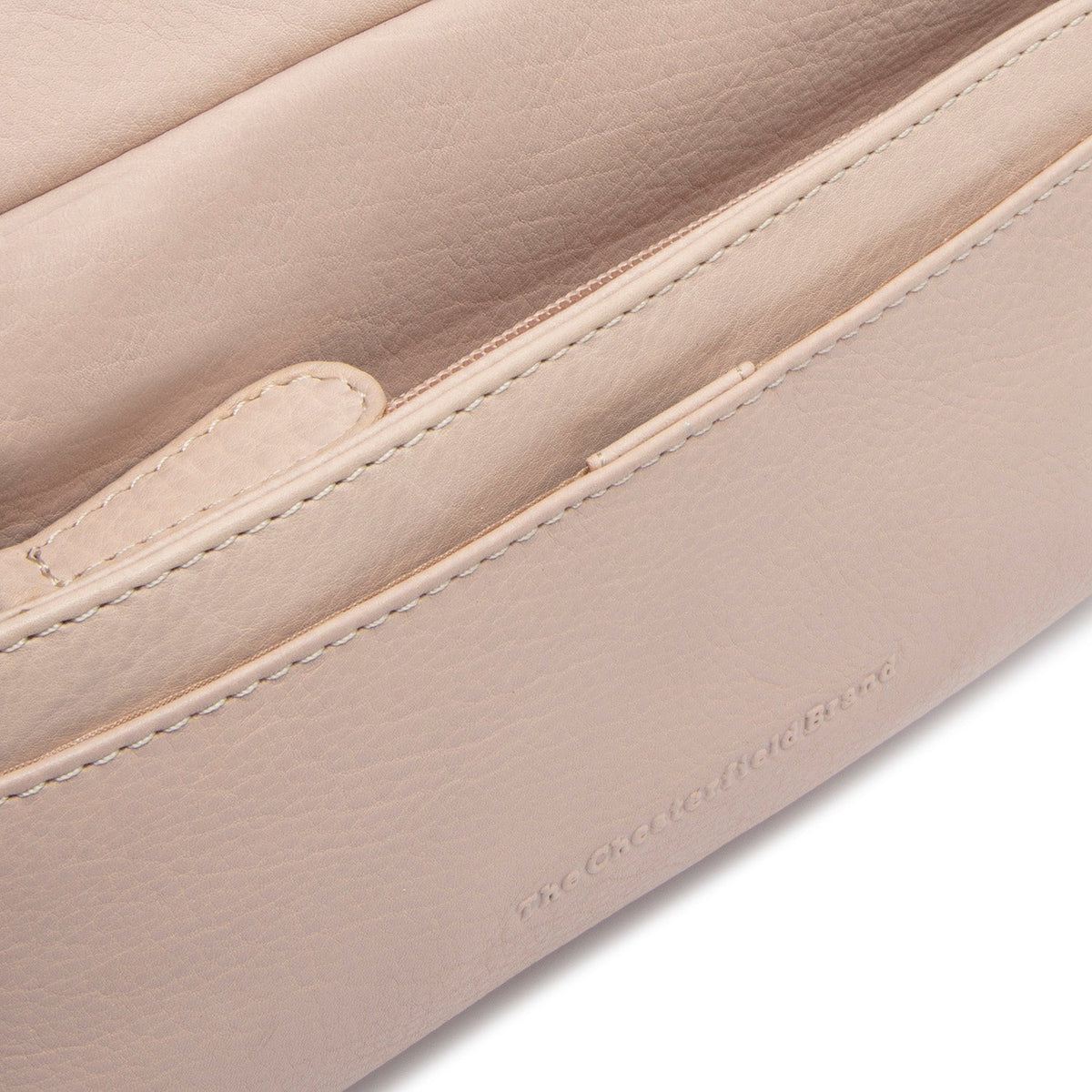 Solid Antique Brass Hardware &amp; Heavy-Duty Dual Zipper Detail on Liora Full-Grain Leather Shoulder Bag für Damen