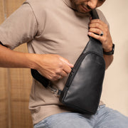 Leather Sling Bag Bowey für Damen - Structured Side Profile Showing Gusset Depth &amp; Expansion Capacity