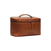 Styled Fit Perspective of Limone Full-Grain Leather Toiletry Bag für Damen on Model - Natural Daylight Drape