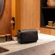 
Classic 100% Full-Grain leather Goods - Rückansicht mit passgenauen Schultern & sauberem Saum