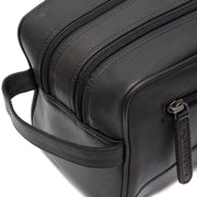 
Detailansicht of Classic Collar & Heavy-Duty Zipper Hardware on Stacey Vollnarbenleder-Kulturbeutel