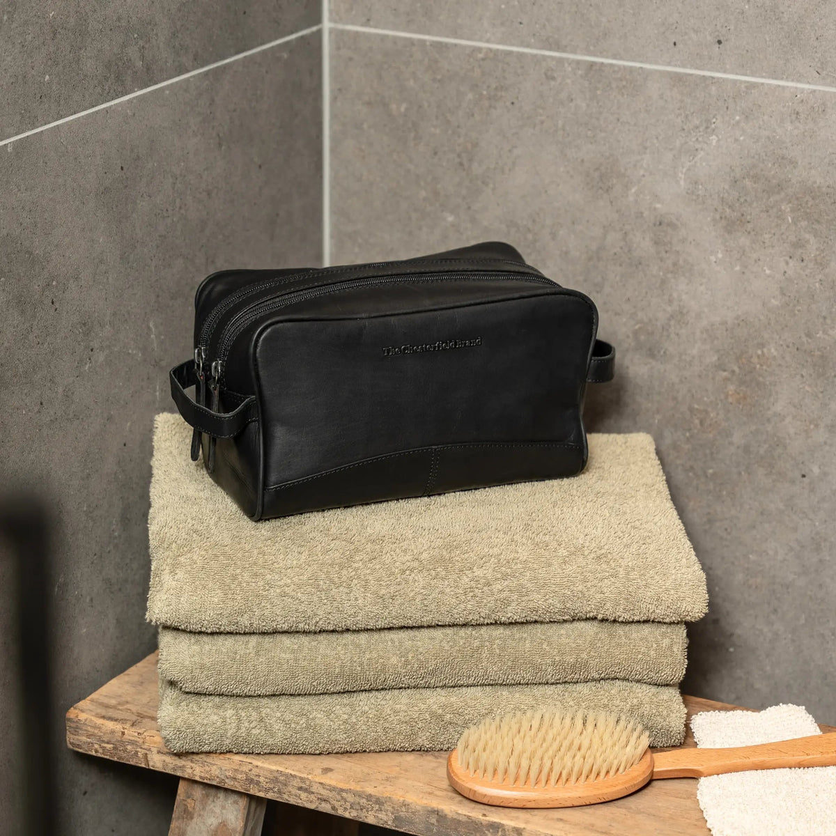
Classic 100% Full-Grain leather Goods - Rückansicht mit passgenauen Schultern & sauberem Saum