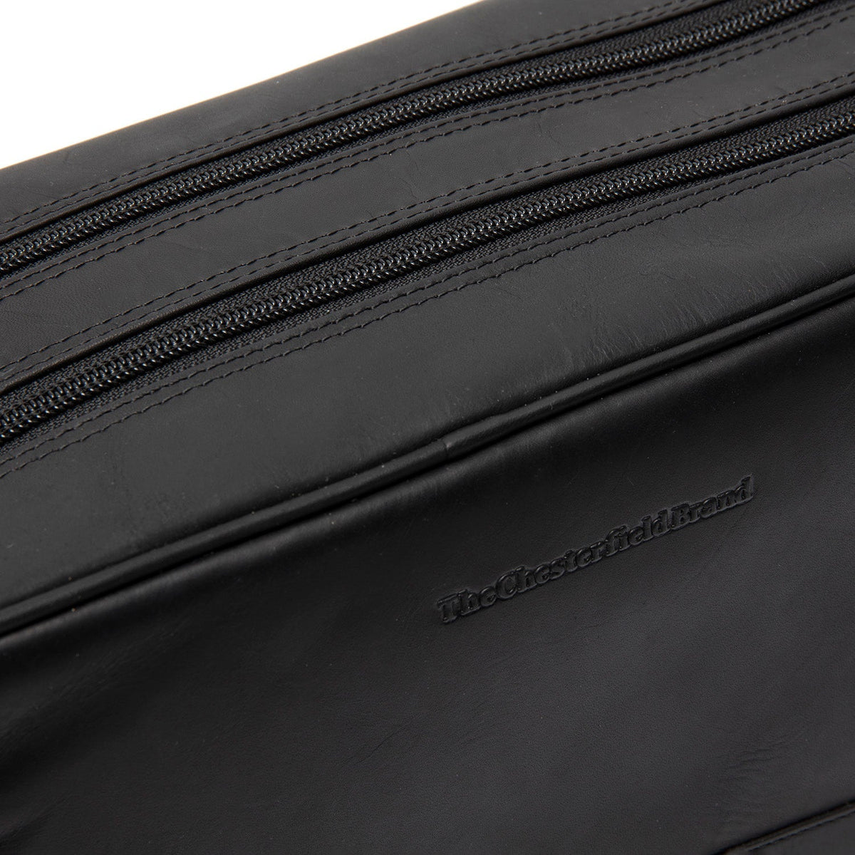 Detailansicht of Classic Collar &amp; Heavy-Duty Zipper Hardware on Stefan Full-Grain Leather Toiletry Bag für Damen