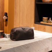 Styled Fit Perspective of Vince Full-Grain Leather Toiletry Bag für Damen on Model - Natural Daylight Drape