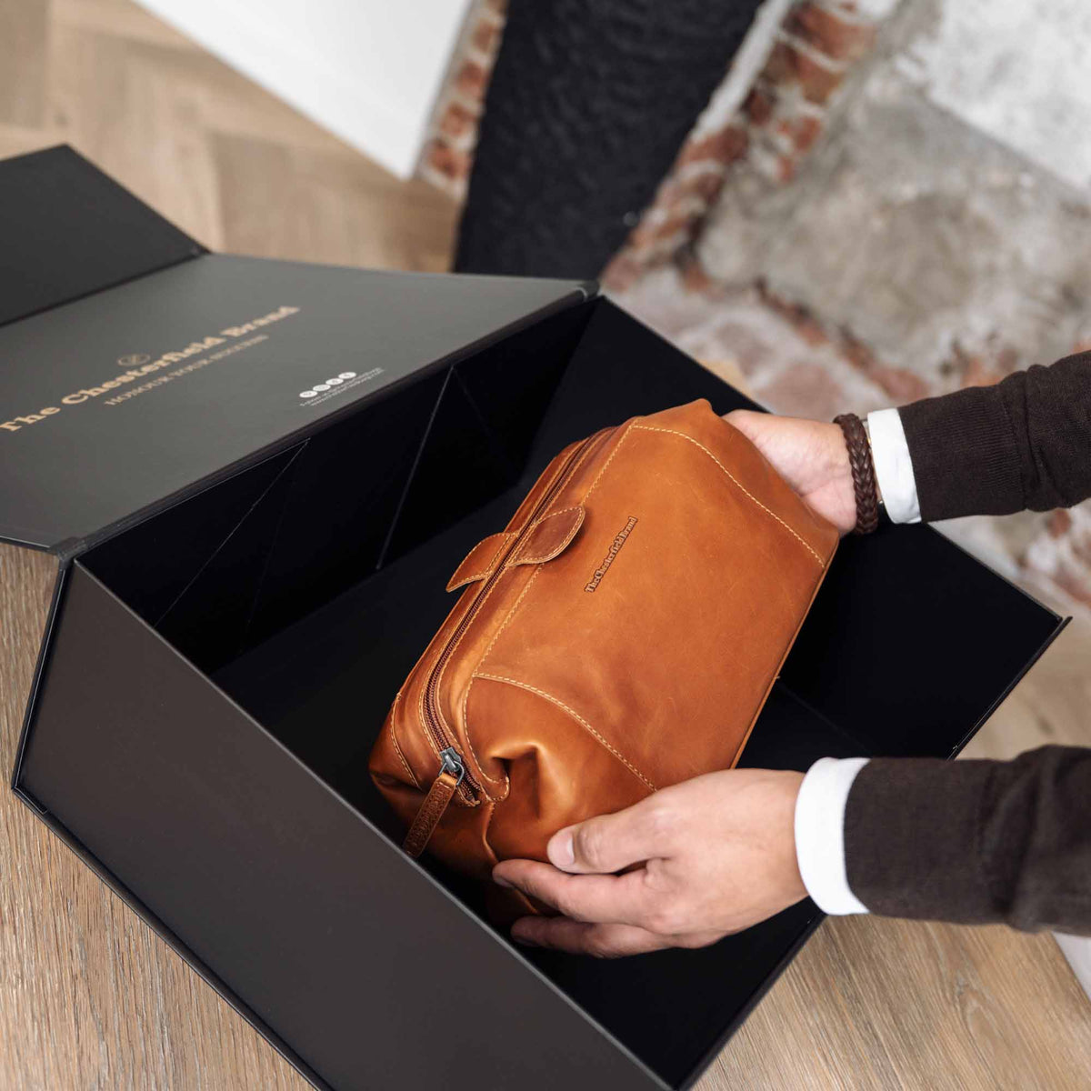 Vince Full-Grain Leather Toiletry Bag für Damen – Zusätzliche Produktansicht 2