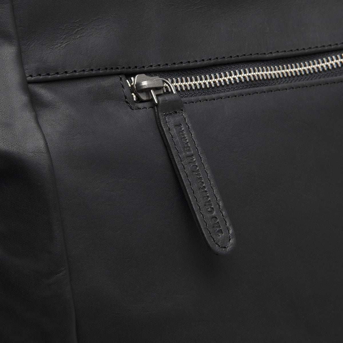 
Solid Antique Brass Hardware & Heavy-Duty Dual Zipper Detail on Berlin Vollnarbenleder-Shopper