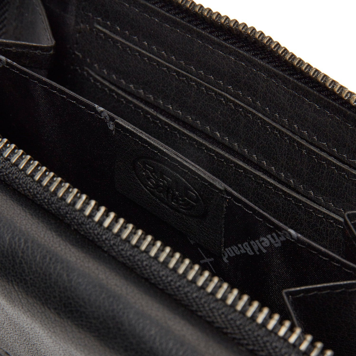 
Innenansicht Showing Dedicated Padded Laptop Sleeve & Multi-Compartment Organization